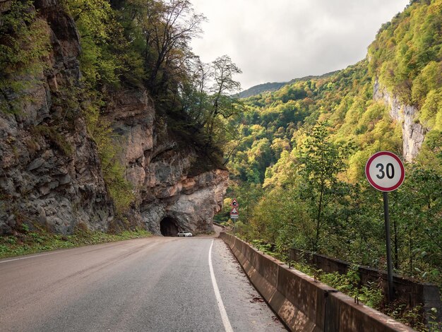 Autoroute de montagne à l'entrée du tunnel creusé dans la roche Belle rue dans un tunnel rocheux Montagnes du Caucase Gorge de Digora République d'Ossétie du Nord