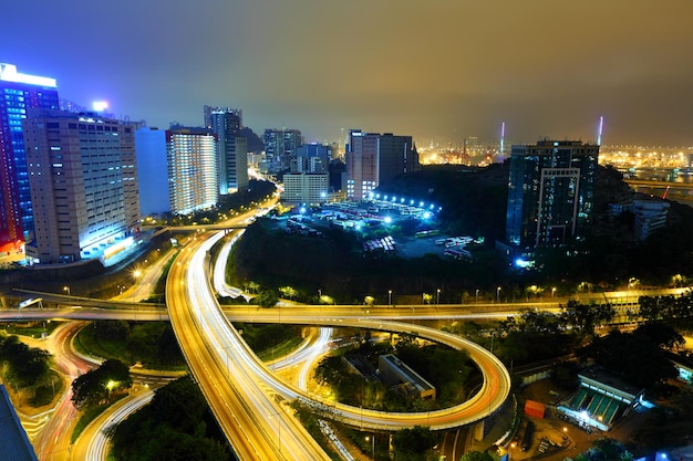 Autoroute la nuit dans la ville moderne