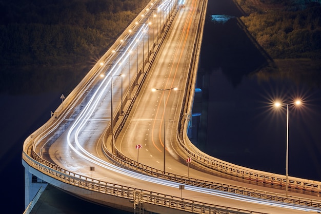 Autoroute la nuit avec des lumières