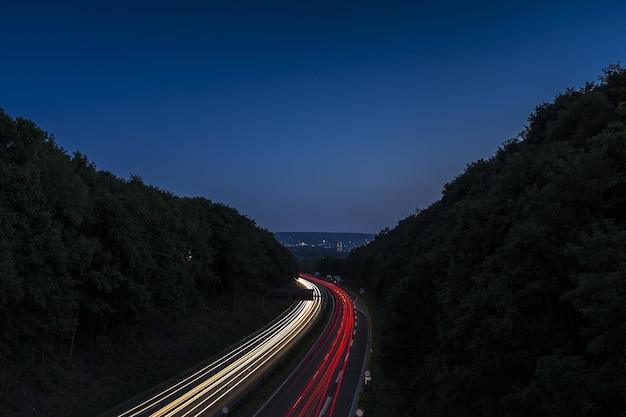 Une autoroute la nuit avec des sentiers de lumière vers Aix-la-Chapelle en Allemagne. Pris à l'extérieur avec une marque 5D III.