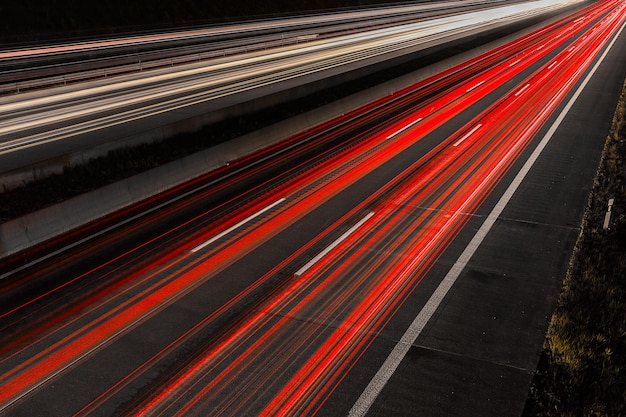 Une autoroute la nuit avec des traînées de lumière. Prises à l'extérieur avec une marque 5D III.