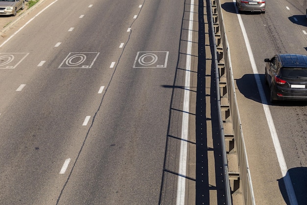 Photo autoroute avec panneau de caméra cachée sur la route