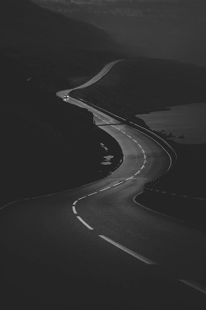 Autoroute panoramique au bord du lac en noir et blanc