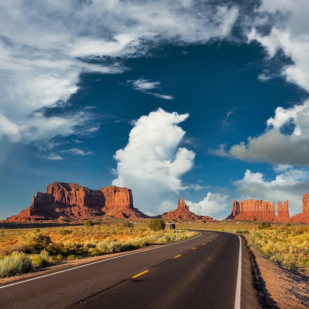 Autoroute panoramique vide à Monument Valley