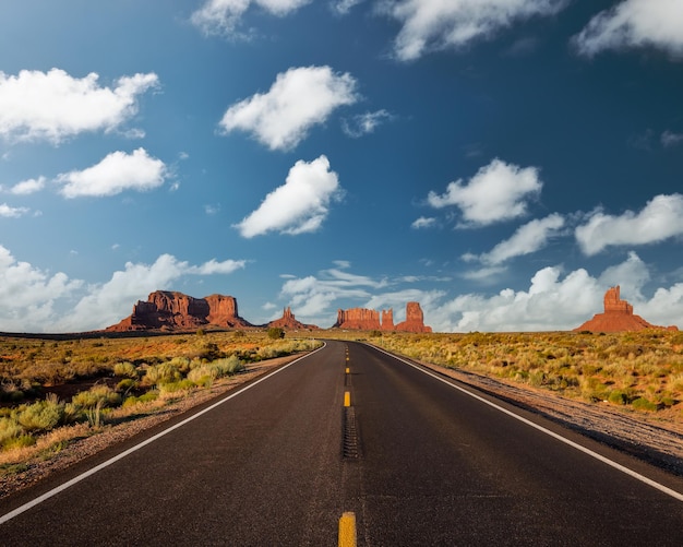 Autoroute panoramique vide à Monument Valley