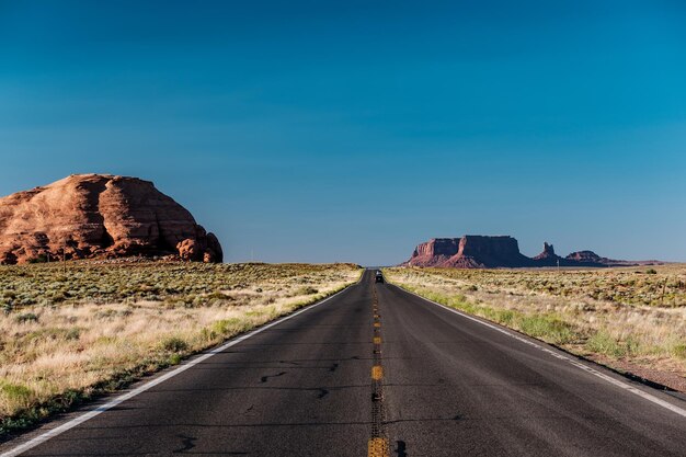 Autoroute panoramique vide à Monument Valley