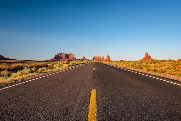 Autoroute panoramique vide à Monument Valley