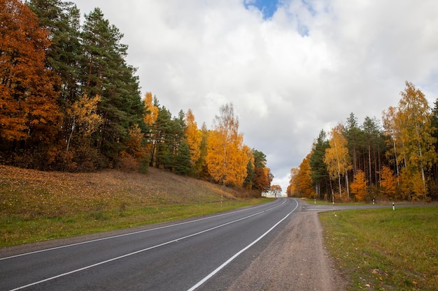 Autoroute pavée à la campagne