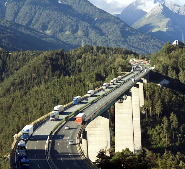 Une autoroute avec un pont en arrière-plan