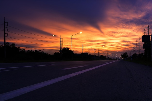 Une autoroute prête pour une voiture (autoroute) pour voyager avant le coucher du soleil