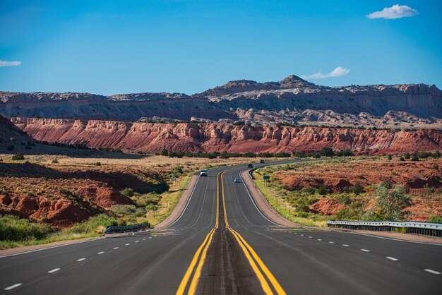 Autoroute Routes asphaltées et montagnes sous le ciel bleu