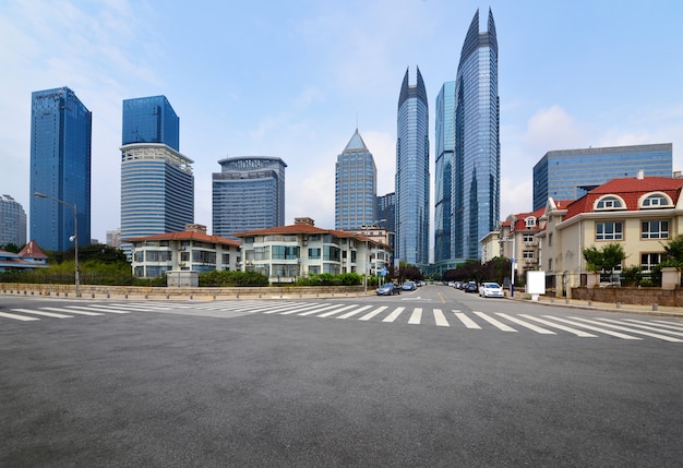 L&#39;autoroute et les toits de la ville moderne, Qingdao, Chine