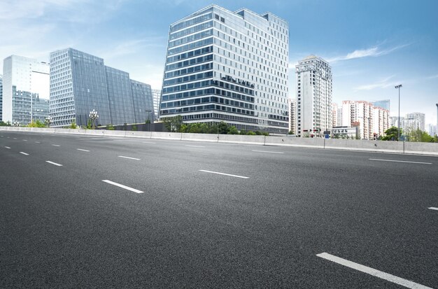 L&#39;autoroute et les toits de la ville moderne se trouvent à chengdu, en Chine.