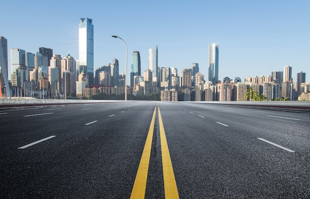 L&#39;autoroute et les toits de la ville moderne