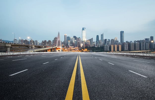 L'autoroute Et Les Toits De La Ville Moderne