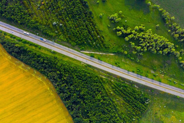 l'autoroute à travers les champs d'été