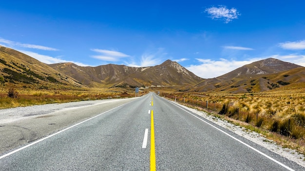 Autoroute à travers un col alpin des alpes du sud