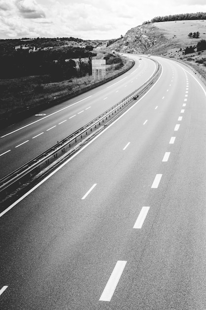 Autoroute à travers la France à l'heure d'été. Vue de dessus