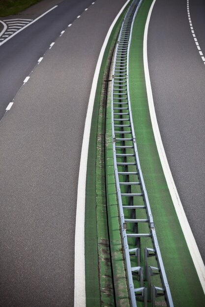 Autoroute à travers la France à l'heure d'été. Vue de dessus