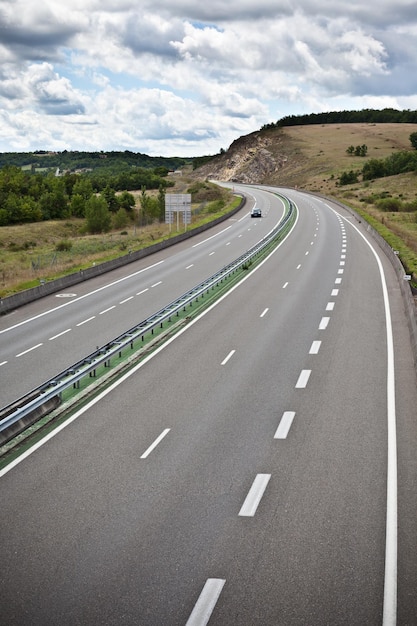 Autoroute à travers la France à l'heure d'été