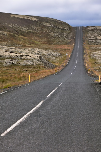 Autoroute à travers le paysage islandais par temps couvert