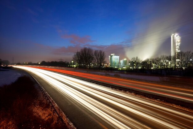 Une autoroute avec une usine en arrière-plan