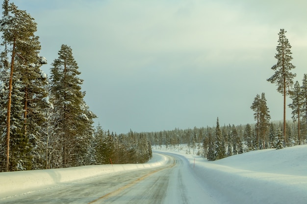 Autoroute vide avec des dérives sur le côté