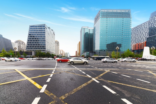 Autoroute vide avec paysage urbain de chengdu, Chine