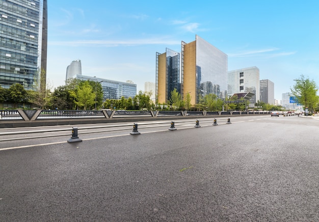 Autoroute vide avec paysage urbain de chengdu, Chine