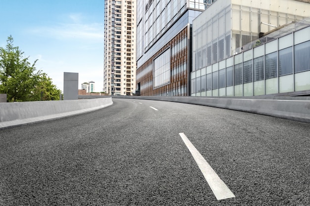 Autoroute vide avec paysage urbain de chengdu, Chine