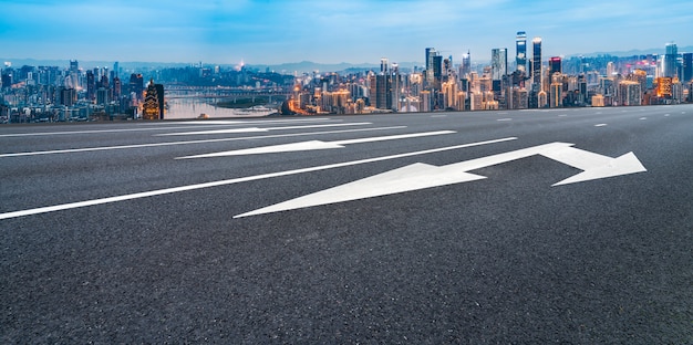 Autoroute vide avec paysage urbain de Chine