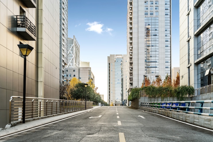 Photo autoroute vide avec le paysage urbain et l'horizon de chongqing, en chine.