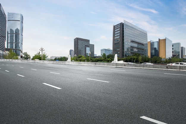 Autoroute vide avec le paysage urbain et les toits de chengdu, Chine