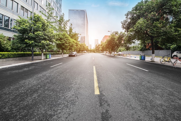 Photo autoroute vide avec le paysage urbain et les toits de chengdu, chine