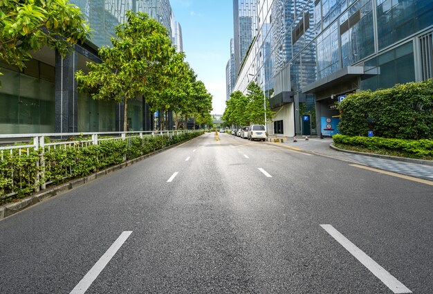 Autoroute vide avec le paysage urbain et les toits de shenzhen, Chine.