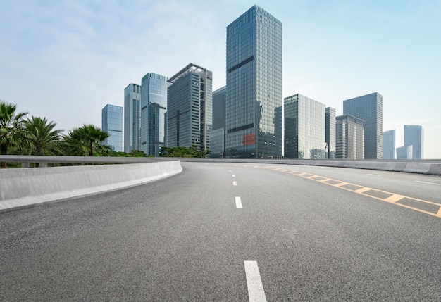 Autoroute vide avec le paysage urbain et les toits de shenzhen, Chine