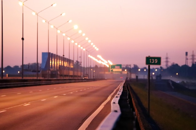 Autoroute vide s'étendant au loin au lever du soleil