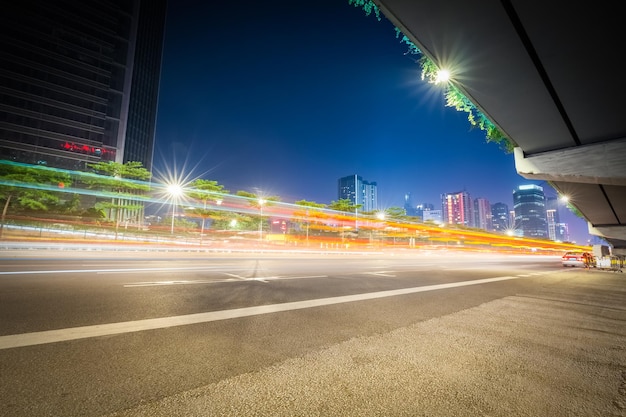 Autoroute de la ville la nuit avec des sentiers lumineux dans le quartier central des affaires de guangzhouxA