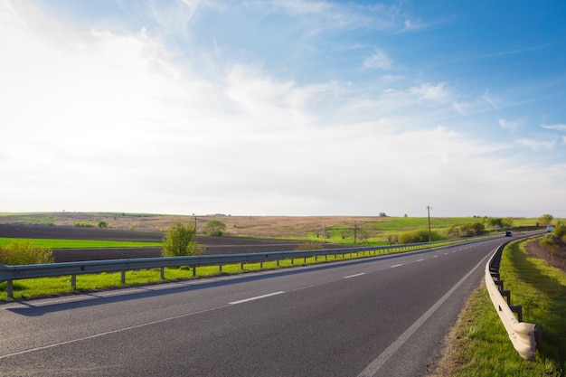 Autoroute de vitesse à travers le champ