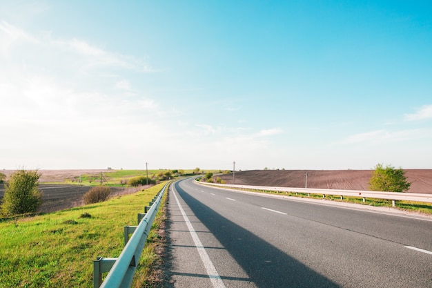 Autoroute de vitesse à travers le champ