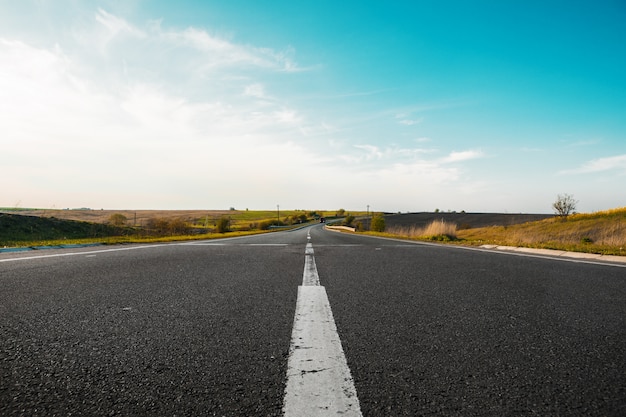 Autoroute de vitesse à travers le champ