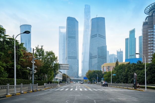 Autoroutes et gratte-ciel dans le centre financier de Lujiazui, Shanghai, Chine