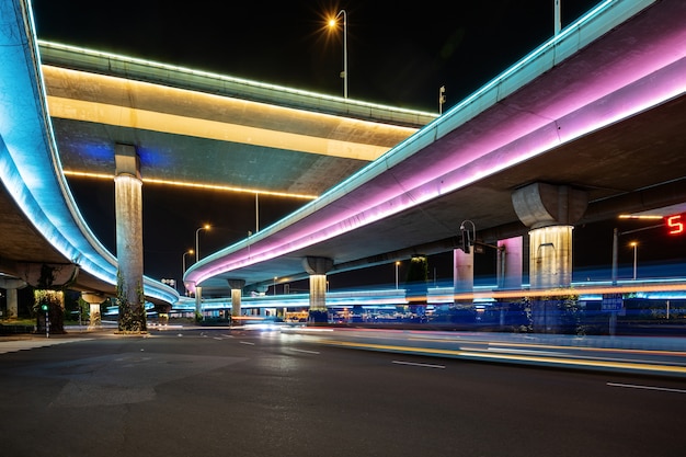 Autoroutes et viaducs la nuit