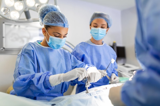 Une autre chirurgie Chirurgie équipe médicale opérant dans une salle d'opération de l'hôpital chirurgien mature menant une opération profession professionnalisme occupation travail d'équipe personnel médical médecins concept