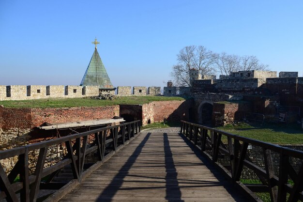 Photo de l'autre côté du pont jusqu'à l'église kalemegdan belgrade serbie