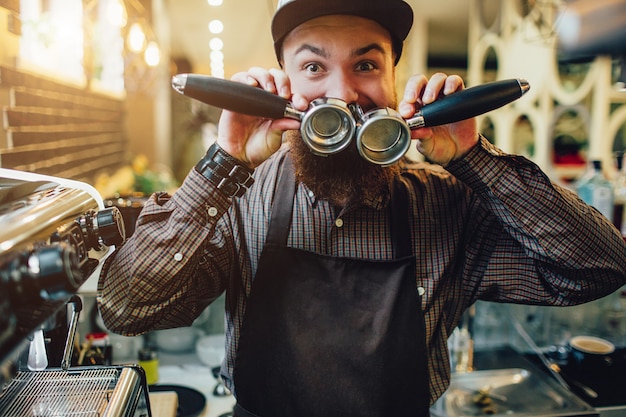 Une autre photo de jeune barista heureux et drôle