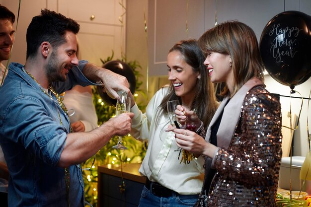 Un autre verre de champagne à la fête.