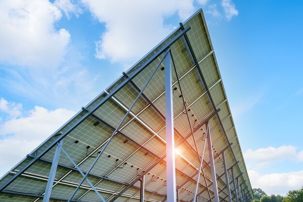 Auvent dans la cour en panneaux solaires près de la maison privée