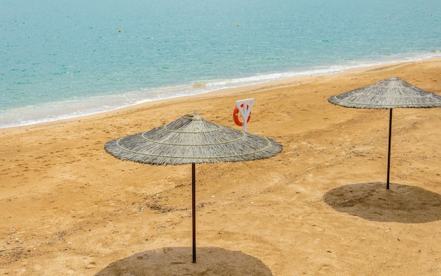 Auvent rond en paille pour l'ombre sur la plage.