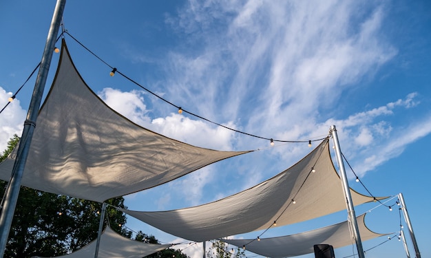 Auvents d'ombre de toile contre un ciel bleu